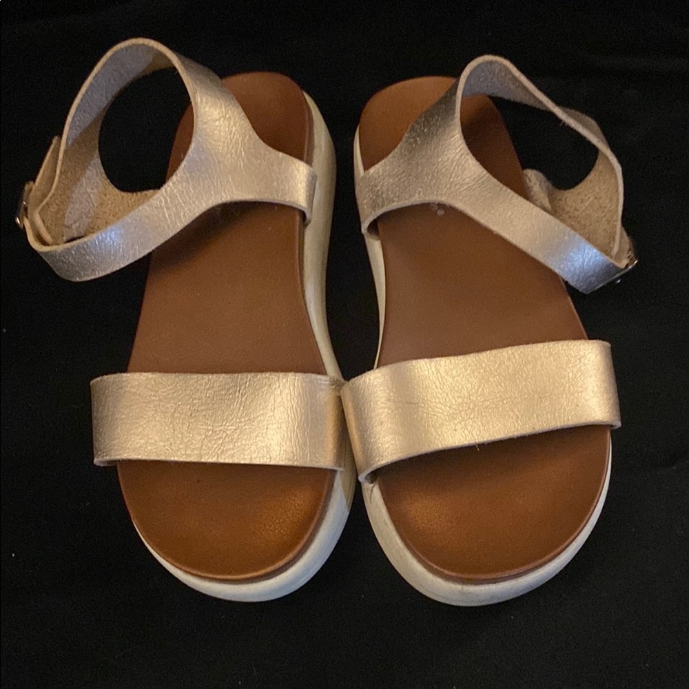 Source Unknown Kids Sandals with Gold Straps